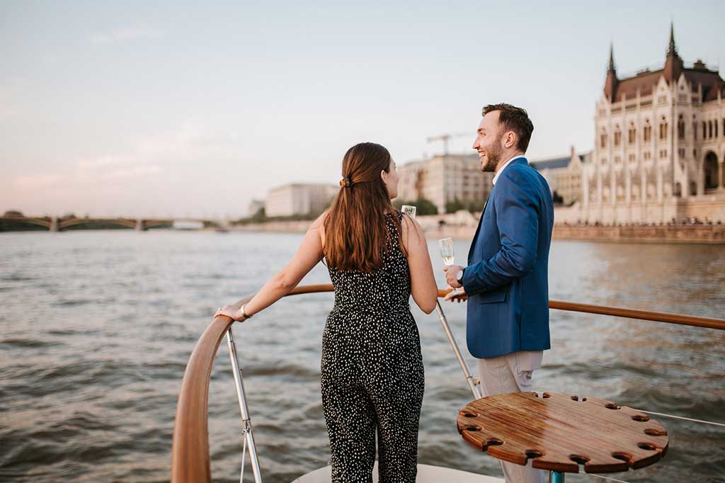 Surprise proposal on a Budapest Yacht